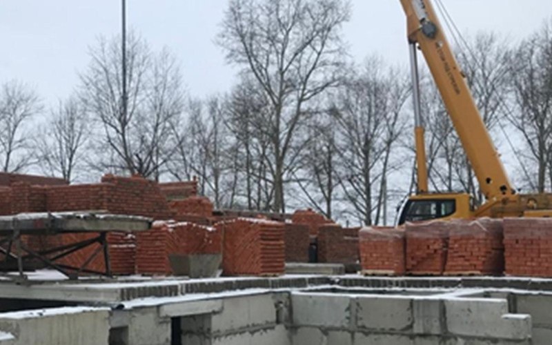 В Чамзинском районе в поселке Комсомольский полным ходом идет строительство многофункционального социально-спортивного центра. Готовность этого объекта оценивается в 19%.   “Ведутся масштабные работы: монтируются перемычки и плиты перекрытия подвала, осуществляется монтаж полов и гидроизоляция фундаментов. Кроме того, ведется кирпичная кладка наружных и внутренних стен”, — сообщили в Минстрое Мордовии.   На объекте сейчас работают 37 строителей, а также 8 спецмашин. Работы планируется завершить к лету 2025 года. В этом центре местные жители смогут заниматься плаванием, проводить досуг, также там будут работать секции.