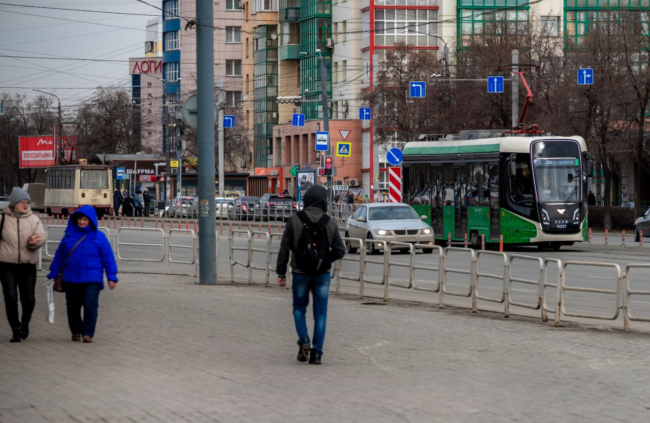 В Челябинске временно перенесли две трамвайные остановки В Челябинске передвинули места посадки и высадки пассажиров на остановках Омская и Дорожная больница Изменения введены на время обновления посадочных площадок Остановка Омская в направлении Областной больницы и центра временно перенесена за перекресток улиц Омская и Блюхера Остановка Дорожная больница в направлении центра за перекресток Блюхера и Доватора уточнили в мэрии Пассажирам следует обращать внимание на изменения чтобы случайно не проехать свою остановку Подписаться на vecherchel   Голосовать за канал