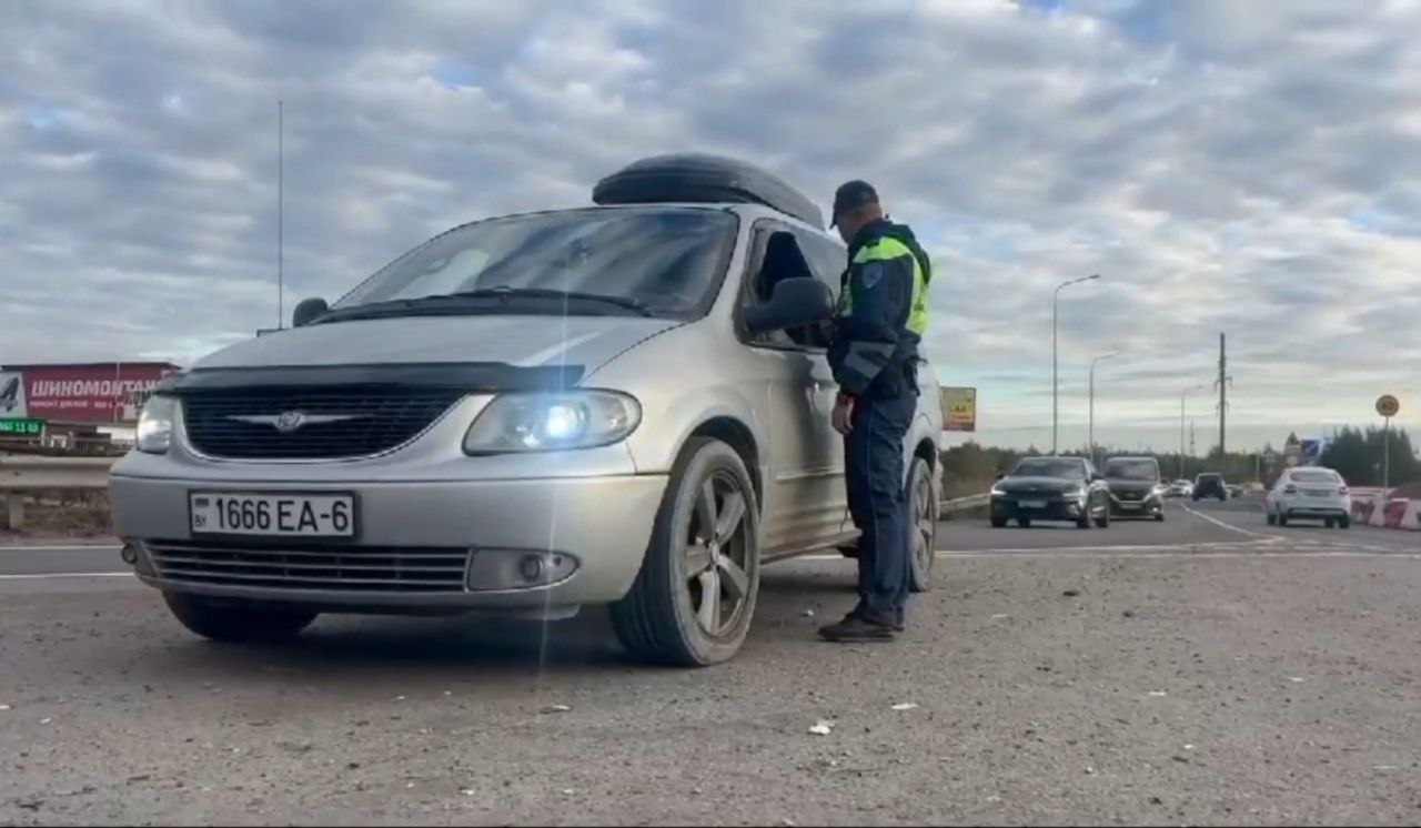 В Петербурге проверили 1,5 тыс машин с иностранными номерами  По правилам управлять таким авто могут только те, кто их ввез. Но рейд Госавтоинспекции показал, что это не так.  В итоге выписали штрафов на 4,7 млн рублей, 91 автомобиль отправили на спецстоянку. Бонус - 100 нелегальных мигрантов, которых обнаружили во время проверок.   : СПб