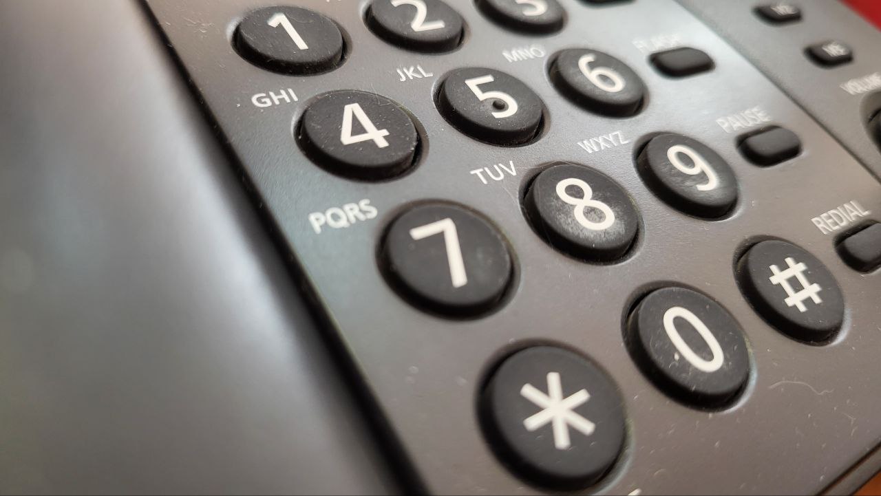 Орловчане могут задать вопросы специалистам по качеству новогодних подарков   Сегодня в региональном Роспотребнадзоре стартовала горячая линия Она посвящена вопросам качества и безопасности детских товаров выбору новогодних подарков Действовать будет до 19 декабря Звонки принимают в рабочие дни с понедельника по пятницу с 9 до 17 часов перерыв с 13 00 до 13 45 в г Орле 8 4862 41 83 45 8 4862 42 26 75 в г Мценск 8 48646 4 15 39 в г Ливны 8 48677 7 13 34 в п Кромы 8 48643 2 15 98 в п Верховье 8 48676 2 47 27 Телефон горячей линии Центра гигиены и эпидемиологии области 8 4862 75 02 76 Perviy Oblastnoi