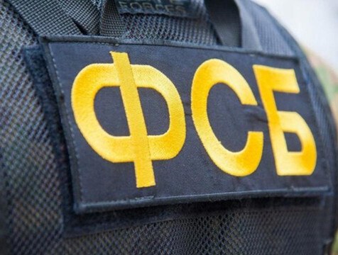 Лидер этнической группировки задержан в Калужской области В Калужской области пресечена преступная деятельность лидера этнической группы. Как сообщили в УФСБ региона, он может быть причастен к организации разбойных нападений, грабежей и вымогательств у коммерсантов. Дома у подозреваемого найдены переделанный из "травмата" боевой пистолет и патроны к нему. По данному факту следователи ОМВД города Обнинска возбудили уголовное дело. Расследование продолжается.