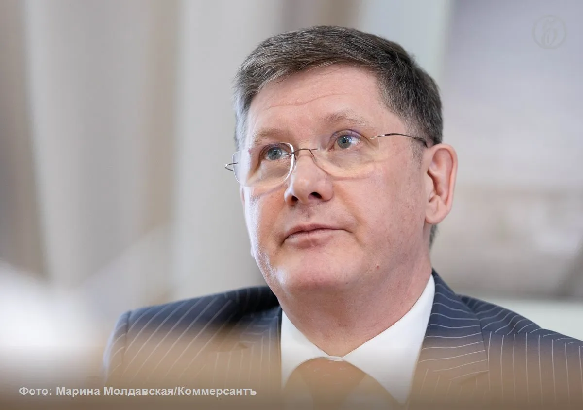 Глава Березовского Евгений Писцов ушел в отставку Владимир Шауракс назначен временно исполняющим полномочия главы Березовского сообщили в свердловском правительстве Губернатор Свердловской области Денис Паслер принял решение о назначении Владимира Шауракса временно исполняющим полномочия главы города Березовского Он приступит к исполнению обязанностей с 21 апреля 2026 года прокомментировали в департаменте информационной политики региона Евгений Писцов который возглавлял муниципалитет с декабря 2011 года подал заявление об отставке по собственному желанию в связи с переходом на новое место работы Подписывайтесь на Ъ Урал в MAX VK Telegram