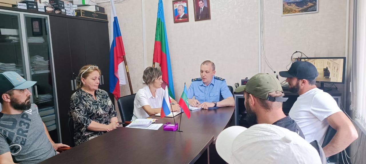 Прокурор Зеленчукского района провел прием жителей села Архыз       Прокурором Зеленчукского района Денисом Овчаренко совместно с главой администрации Зеленчукского муниципального района Мариной Брыкиной проведен тематический выездной прием граждан по аспектам обеспечения безопасности при оказании туристических услуг на территории Архызского сельского поселения.   Жители муниципального образования получили ответы на интересовавшие их вопросы, касающиеся строительства образовательных учреждений на территории села Архыз.   В ходе приема представитель надзорного ведомства разъяснил заявителям соответствующие положения действующего законодательства, принял поступившие письменные обращения, организованные проверки по которым поставлены на контроль.    Также состоялась рабочая встреча прокурора Зеленчукского района с главой Архызского сельского поселения по проблемным вопросам местного значения.