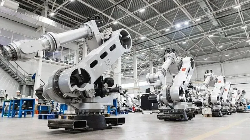 Российский рынок промышленных роботов в 2025 году увеличился на 14 достигнув 7 86 миллиарда рублей Эти умные машины все чаще используются в фармацевтике 35 пищевой промышленности 25 автопроме и металлургии по 15 замещая ручной труд там где требуется высокая точность или есть дефицит кадров Однако плотность роботизации в стране 40 роботов на 10 тысяч сотрудников по прежнему остается крайне низкой по сравнению с мировыми лидерами Сейчас более 65 рынка занимают китайские роботы тогда как доля российских решений составляет 5 По мнению экспертов путь к быстрому росту лежит не в массовом производстве роботов а в разработке нишевых решений и интеграционных проектов под конкретные нужды предприятий Также перспективны сервисные модели такие как лизинг или робот как услуга