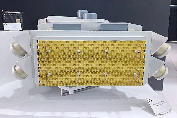 КРЭТ представляет новый авиационный радар Арбалет АМ На авиасалоне Dubai Airshow концерн Радиоэлектронные технологии КРЭТ провел международную премьеру бортового радиолокационного комплекса БРЛК Арбалет АМ Он предназначен для установки на вертолеты и самолеты Комплекс оснащен радаром с активной фазированной антенной решеткой АФАР что обеспечивает повышенную скрытность работы в сложной помеховой обстановке Использование технологий искусственного интеллекта повышает достоверность распознавания воздушных наземных и морских целей Ключевой особенностью стала возможность управлять беспилотными летательными аппаратами при помощи узконаправленного луча что повышает устойчивость канала связи к помехам По заявлению разработчиков комплекс помогает сократить время для принятия решений экипажем и в итоге существенно повышает живучесть и эффективность боевой авиации Аэротетраэдр инновации