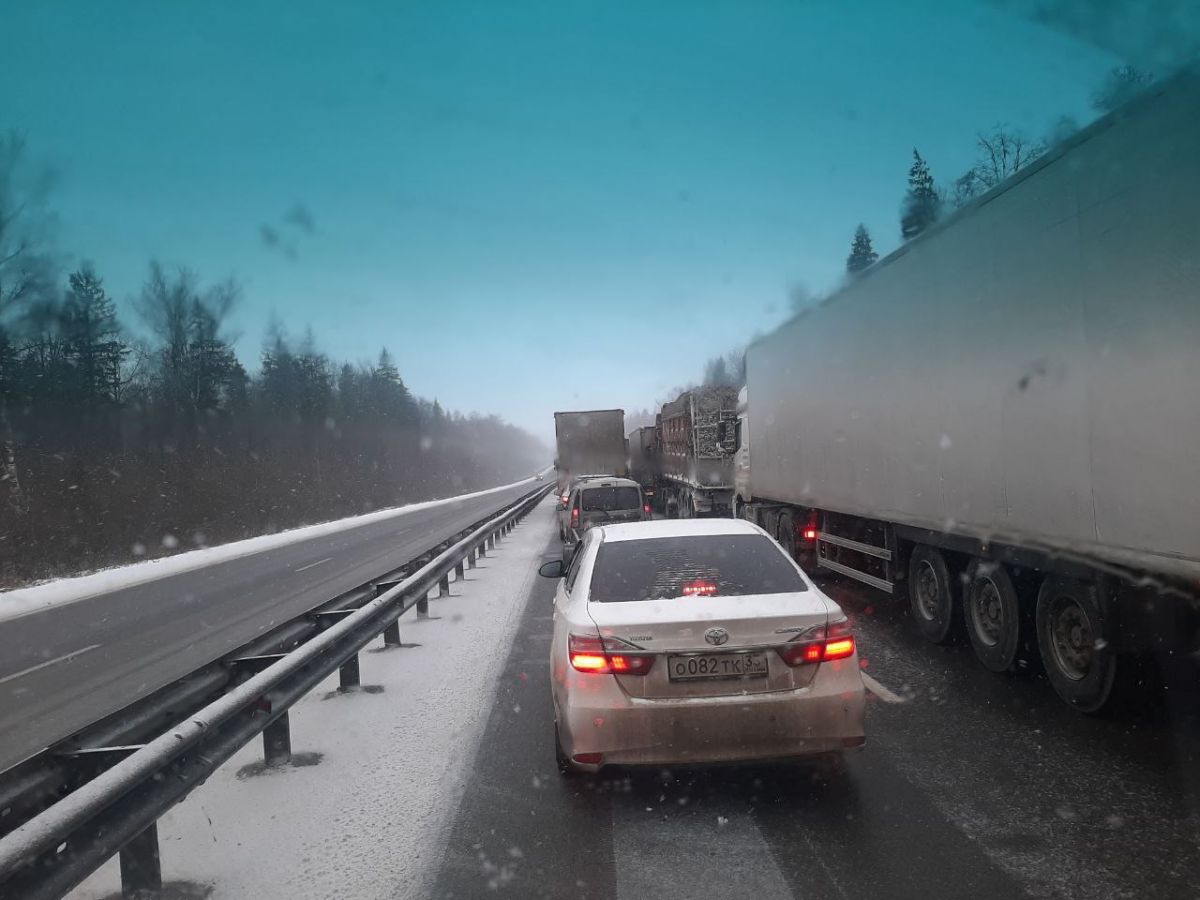 На трассе М 7 в Петушинском районе образовалась многокилометровая пробка из за ДТП с 4 машинами newsvladimir ru fn 1769764 html В Петушинском районе на федеральной трассе М 7 Волга сегодня утром возникли серьёзные затруднения движения По информации очевидцев на участке образовалась плотная пробка и транспорт движется крайне медленно Причиной затора стало дорожно транспортное происшествие с участием нескольких автомобилей Прислать новость Подписаться Мы в MAX