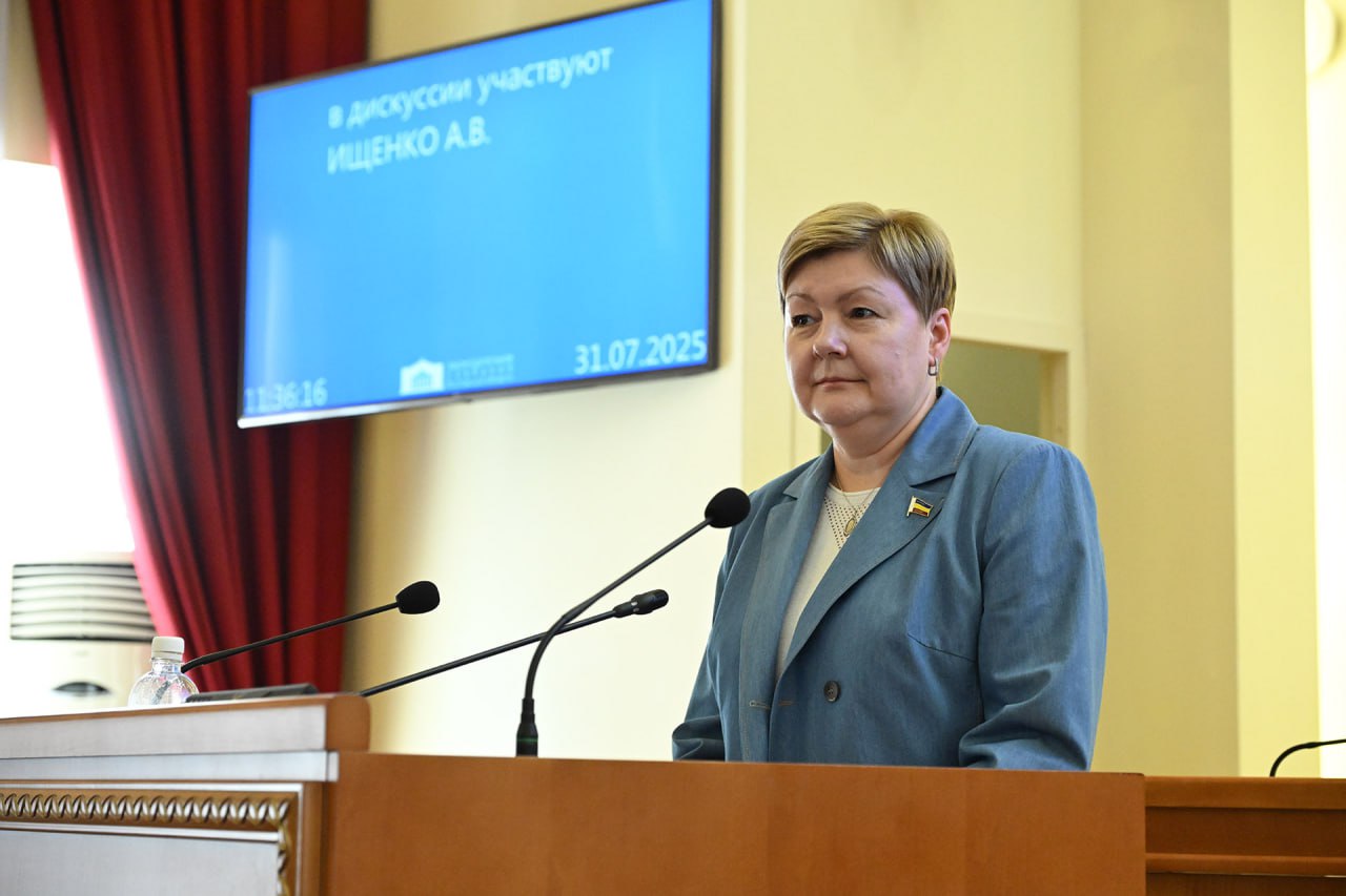 #22_е_заседание_ЗСРО  Депутаты донского парламента направили обращение на федеральный уровень по вопросу, касающемуся установления дополнительных мер поддержки инвалидов.  В соответствии с федеральным законом инвалидам и семьям, имеющим детей-инвалидов, предоставляется компенсация в размере 50 процентов их расходов на оплату коммунальных услуг, в том числе за водоотведение.  Однако в населенных пунктах не все жилые дома имеют подключение к централизованным сетям водоотведения. В этом случае собственники вынуждены использовать альтернативные способы утилизации сточных вод, например, выгребные ямы, а также самостоятельно заключать договоры на оказание услуг по сбору и вывозу жидких бытовых отходов со специализированными организациями. Но эти услуги коммунальными уже не считаются.  Поэтому предлагается на федеральном уровне внести соответствующие изменения и установить компенсацию расходов на оплату стоимости услуг по сбору и вывозу жидких бытовых отходов при проживании инвалидов и семей, имеющих детей-инвалидов, в домах, не присоединенных к централизованным сетям водоотведения    Законодательное Собрание Ростовской области