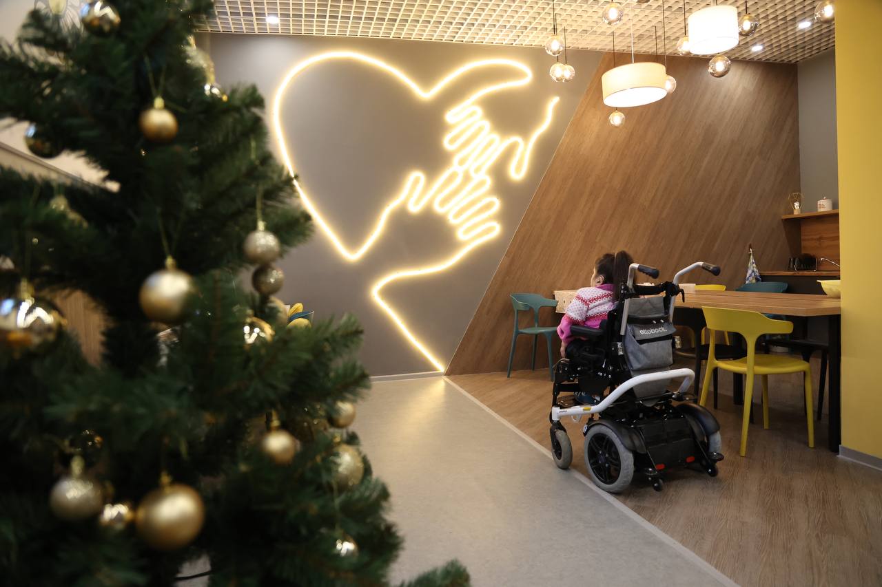 Южный Урал обогнал среднероссийский показатель по трудоустройству инвалидов   gubernia74 ru articles society 1138384 В Челябинской области состоялось заседание Совета по делам инвалидов региона под председательством губернатора Алексея Текслера На повестке дня стояли ключевые вопросы социальной поддержки 280 тысяч жителей области с ограниченными возможностями здоровья Это не только развитие безбарьерной среды но также доступные реабилитация абилитация и трудоустройство Подчеркнуто что доля инвалидов трудоспособного возраста у которых есть работа в регионе составляет 29 этот показатель выше чем в среднем по России Всех нас объединяет главная задача создать на Южном Урале широкое пространство возможностей для самореализации каждого человека с особенностями здоровья отметил Алексей Текслер   t me chgub