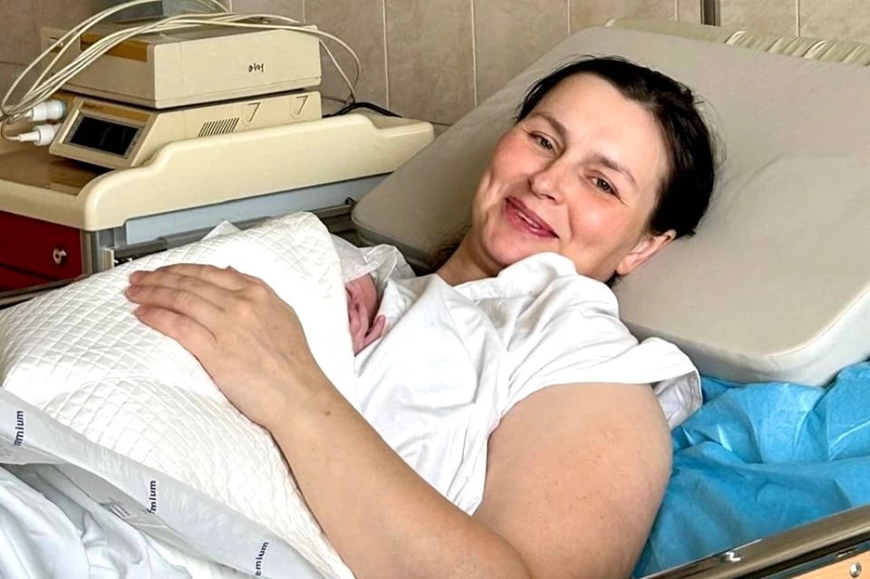 Радостное событие произошло в многодетной семье Виницких На свет появился двенадцатый ребенок Родители признаются они загадывали это маленькое чудо Мальчишка родился здоровеньким весом 2 кг и 780 граммов На свет он появился в роддоме челябинской горбольницы 6 как и все его старшие братья и сестры Каждый раз как в первый призналась мама как только малыш появился на свет   Подписаться на chelkp