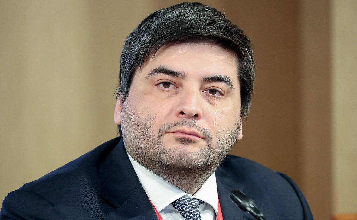 Гендиректор компании Росатом Международная сеть Вадим Титов стал кандидатом на должность главы управления по стратегическому партнерству и сотрудничеству президента сообщили РБК три источника близкие к администрации президента Он вошел в шорт лист кандидатов хотя есть и другой претендент говорит один из собеседников Указ о создании управления Владимир Путин подписал 29 августа Сейчас в администрации президента идет работа над формированием его штатной структуры рассказал РБК источник в ведомстве Известно что управление будет заниматься международной деятельностью а курировать его будет первый замглавы администрации президента Сергей Кириенко который отвечает в Кремле за внутреннюю политику