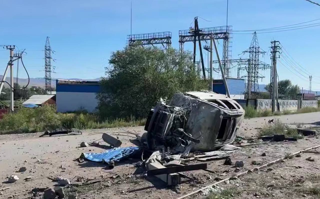 На Оюна Курседи водитель BMW X5 врезался в столб Пассажирка погибла а сам водитель скрылся ДТП произошло сегодня утром около 8 часов на ул Оюна Курседи Водитель автомобиля BMW X5 не справился с управлением и врезался в столб линии электропередачи От удара машина опрокинулась В салоне находились четыре мужчины и три женщины От полученных травм на месте скончалась одна из пассажирок Водитель скрылся с места происшествия На месте работает следственно оперативная группа устанавливаются его личность и местонахождение Подписаться на ЧП Кызыл
