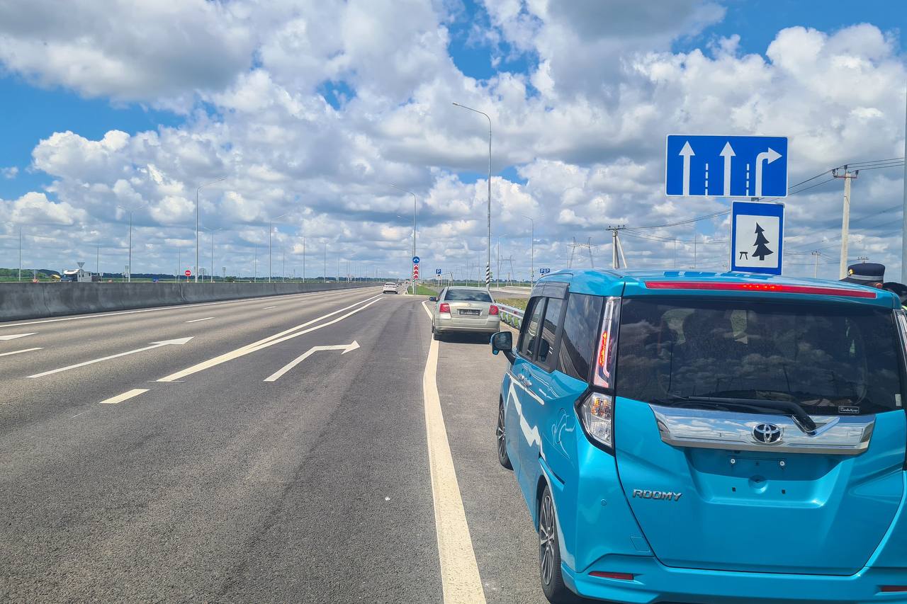 На платной трассе из Краснодара в Крым поймали первых водителей без номеров Специалисты провели первый совместный рейд на трассе А-289, соединяющей материковую часть России с Крымом. В результате было составлено пять актов об административных правонарушениях за езду с нечитаемыми или скрытыми государственными регистрационными знаками. Если ранее за сокрытие или видоизменение номера водителю грозил штраф в размере 5 тыс. руб. или временное лишение прав до трех месяцев, то сейчас при повторном нарушении срок лишения увеличен до полугода без альтернативы денежного взыскания. Также в законодательство введена новая норма, предусматривающая ответственность за установку специальных откидных номерных рамок. За применение подобных устройств предусмотрено безальтернативное лишение водительских прав на срок от 1 до 1,5 лет. свои фото, видео и истории присылайте нашему боту Краснодар Телетайп Подписаться