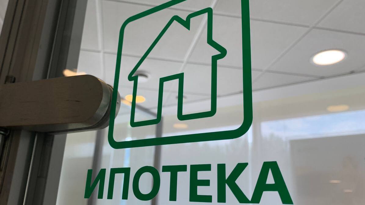 Сбербанк сообщил, что с 28 июля снизит ставки по ипотеке, кредитам и вкладам   Ставки по рыночной ипотеке уменьшатся на 2 процентных пункта для всех категорий клиентов:  • от 19,4% на покупку первичного жилья;  • от 19,8% на покупку вторичного жилья.   Также Сбербанк снизит минимальную ставку по потребительским кредитам — до 20,9%. Для сумм до 1 млн рублей снижение составит 2 п. п., от 1 млн рублей — снижение 1 п. п.    Кроме того, с 28 июля снижаются ставки по «СберВкладу» и «Лучшему %». Максимальная ставка составит 16% годовых на срок четыре месяца.