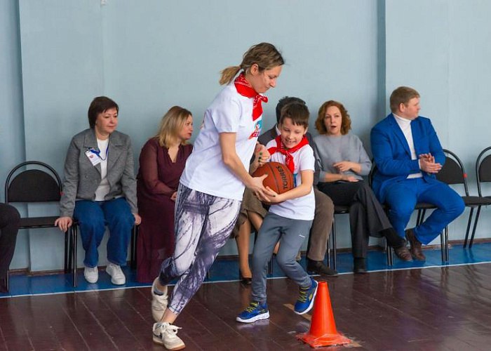 В Челябинской области идеи активных родителей поддержат рублем  Активные мамы и папы смогут воплотить в жизнь проекты, направленные на развитие воспитательного пространства в школах. Российское общество «Знание» и Минпросвещения РФ объявили прием заявок на второй сезон конкурса инициатив родительских сообществ.   Проект призван поощрить внимание мам и пап к воспитанию и просвещению детей. Родительские комитеты могут представить свои инициативы по одной из выбранных номинаций: гражданское, патриотическое, духовно-нравственное, эстетическое, физическое, трудовое или экологическое воспитание, а также научное познание. Работы, получившие самые высокие оценки комиссии, будут воплощены в жизнь.  – Проект стал важной платформой для обмена опытом, поддержки инициатив и создания новых возможностей для развития родительских сообществ по всей стране, – подчеркнул заместитель генерального директора Российского общества «Знание» Кирилл Хвиль.           Поддержать канал