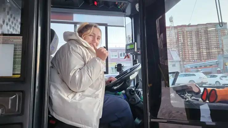 В Красноярске в микрорайон Солнечный начали ходить троллейбусы Для запуска транспорта построили дополнительный участок контактной сети сообщил глава Красноярска Сергей Верещагин Регулярные рейсы в Солнечный теперь выполняет троллейбусный маршрут 5 его продлили от конечной Гремячая грива СФУ до остановки 4 й микрорайон улица Славы Улучшение транспортной доступности района один из ключевых запросов жителей отметил мэр и запуск троллейбусов по его словам стал частью комплексных решений Фото t me Сергей Верещагин   Подписаться на sibnovosti ru предложить новость