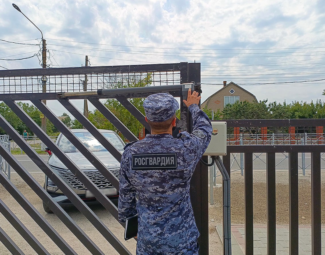Проверки объектов образования в Запорожской области проходят с участием Росгвардии Сотрудники вневедомственной охраны областного управления Росгвардии в составе межведомственной комиссии принимают участие в проведении проверок оценки готовности образовательных организаций региона к началу учебного года. Росгвардейцы оценивают соответствие и актуальность паспортов безопасности объектов, наличие и исправность систем управления, оповещения и видеонаблюдения, а также инженерно-техническую укрепленность. «Основной задачей является проверка требований антитеррористической защищенности объектов образования», - отметил сотрудник вневедомственной охраны Росгвардии. В первую очередь представители войск правопорядка проверяли обеспечение контрольно-пропускного режима и организацию физической охраны. Кроме того, проверке подвергались ограждение по периметру, работа технических средств охраны, «тревожной» и пожарной сигнализации, систем видеонаблюдения, контроля и управления доступом. В ходе проверочных мероприятий участниками межведомственной комиссии даны рекомендации по повышению эффективности мероприятий в данной сфере. !