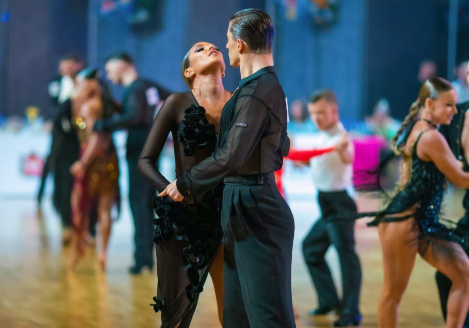 Челябинские танцоры стали чемпионами мира в Баку Воспитанницы челябинской школы танца завоевали две золотые медали на чемпионате мира по танцевальному спорту Соревнования проходят в рамках международного фестиваля Azerbaijan Dance Festival 2025 Арина Корбакова стала лучшей в мире в сольных выступлениях в возрастной категории до 16 лет а Мария Лошкина одержала победу среди танцоров до 19 лет Обе спортсменки выступали в дисциплине WDC AL World Solo Smooth Championships Администрация Челябинска поздравила чемпионок с победой В официальном сообщении мэрии говорится Желаем удачи в предстоящих выступлениях на международном паркете нашим парам профессионалам Владлену Кравченко и Марианне Бутузовой а также юниорам Тимофею Ковалеву и Арине Корбаковой Отметим в фестивале в Азербайджане принимают участие более 200 пар и сольных исполнителей из 20 стран мира Соревнования включают различные танцевальные направления Ballroom Latin Smooth Argentine Tango и Caribbean Mix Архивное фото автор Дмитрий Куткин Вечерний Челябинск chelmeria eugenejut