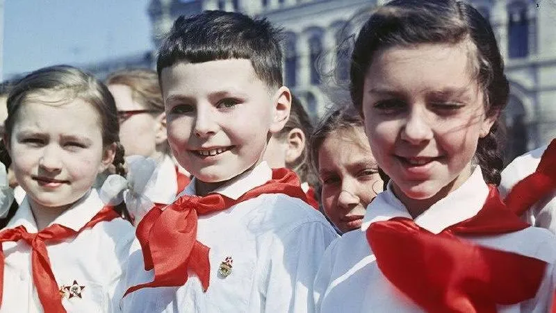 Пионеры октябрята и комсомольцы появятся в России Школьников хотят обязать носить символику вроде красных галстуков и звёздочек С такой инициативой выступили депутаты Госдумы полагая что стране стоит вернуться к советской модели воспитания подрастающего поколения Пионеры на месте   Петербург Life в Max