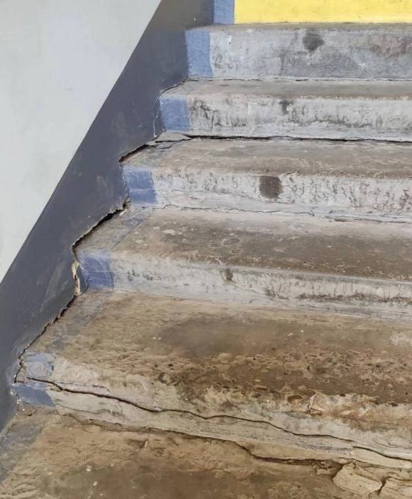 В доме на Воскресенской разрушается лестничный пролёт. Жители подъезда №7 дома на Воскресенской, 114, обнаружили трещину на лестничном пролёте и опасаются обрушения ступеней у входа. В доме год назад был капремонт, но лестницу не обследовали. Жильцы боятся повторения ситуации соседнего дома №116, где в феврале обрушился лестничный пролёт. «В первую очередь, необходимо обследовать лестничный пролёт. Управляющая компания этим займётся в ближайшее время. Сейчас уже, как известно, установлены маяки, проведено укрепление конструкции. Исходя из полученных при обследовании данных, будут проведены восстановительные работы. Материалы для ремонта есть», — отметил руководитель департамента муниципального контроля Алексей Потолов. Архангельск №1 Прислать новость