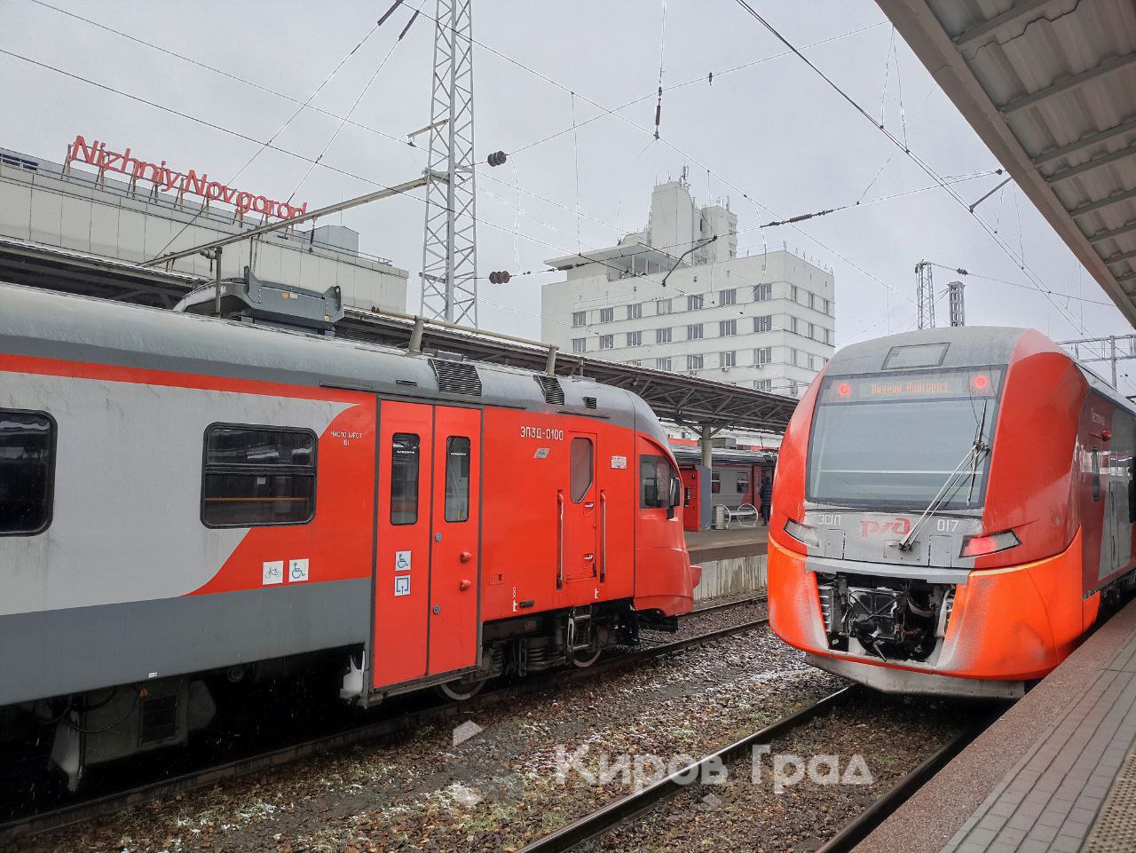 Ласточке добавят рейсов Перед Новым годом и в праздничные дни с 26 декабря по 12 января скоростной поезд из Кирова до Нижнего Новгорода и обратно будет курсировать по 2 раза в день Добавляются рейсы в 17 00 из Кирова в 6 00 из Нижнего Новгорода Время в пути 4 часа 59 мин Привычные рейсы тоже останутся 6 21 выезд из Кирова 18 00 из Нижнего Новгорода Kirov grad
