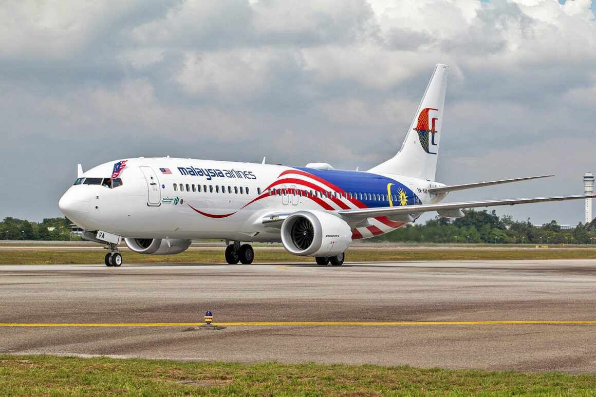 В первой половине 2026 года начнется прямое авиасообщение Малайзии с Россией сообщил посол Малайзии в РФ Чеонг Лун Лай Этот вопрос продолжает обсуждаться в контексте установления прямых авиарейсов На данный момент переговоры продолжаются министерства транспорта обеих стран продолжают обсуждения рассказал посол ТАСС По его словам сейчас стороны находятся почти на стадии финального завершения договоренностей Восточный ветер