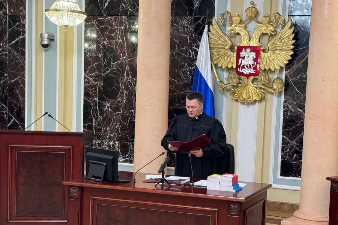 Президиум ВС впервые за 4 года рассмотрел экономический спор ВС удовлетворил надзорную жалобу госкомпании и поставил точку в споре с подрядчиком о взыскании 1 27 млрд руб   Суть спора Напомним исполнитель требовал обязать заказчика госкомпанию заключить дополнительное соглашение на оплату работ выполненных при строительстве ЦКАД без предварительного согласования   Хронология процесса Суд первой инстанции удовлетворил требования подрядчика Апелляция и кассация встали на сторону заказчика отказав в иске Коллегия по экономическим спорам ВС первоначально поддержала подрядчика Президиум ВС отменил позицию Коллегии оставив в силе акты судов апелляционной и кассационной инстанций об отказе в иске   Решение ВС подтверждает невозможность взыскания оплаты за допработы по госконтрактам при отсутствии надлежащего согласования с заказчиком Больше информации доступно в материале на сайте АЮР