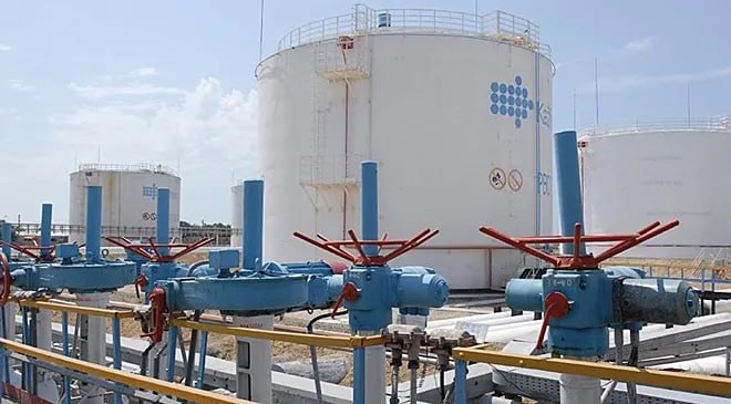 Казахстанская нефтегазовая компания Казмунайгаз намерена поставить в Германию порядка 1 7 млн тонн нефти в 2025 году Об этом сообщил журналистам председатель правления акционерного общества НК Казмунайгаз Асхат Хасенов в кулуарах Евразийского форума Kazenergy в Астане По Германии у нас 1 5 млн тонн поставок нефти было в прошлом году В этом году мы планируем не менее 1 7 млн тонн сказал Хасенов По его словам Казахстан намерен наращивать поставки по данному маршруту Мы каждый год идем с ростом по поставкам Этот маршрут будет работать На сегодняшний день мы видим что экономика маршрута хорошая пояснил он