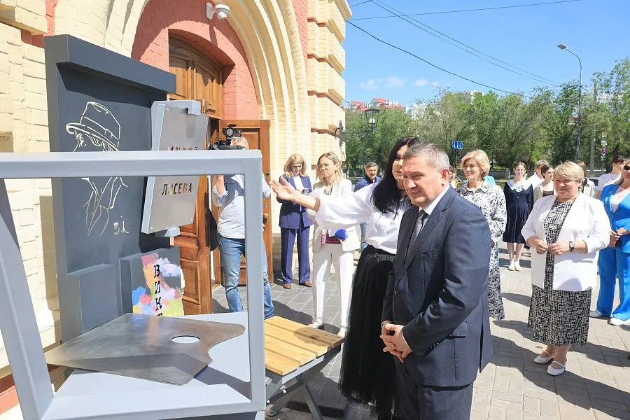 В центре Волгограда открыли музей художника Виктора Лосева В историческом здании пожарной каланчи начал работу музей и арт центр Виктор Лосев Первыми посетителями стали студенты отделения Живопись консерватории имени П А Серебрякова Также выставки осмотрели Андрей Бочаров и Владимир Марченко Главной выставкой стала экспозиция 100 друзей художника Лосева В неё вошли живописные и графические работы мастера Картины предоставили музеи и частные коллекционеры На третьем этаже открыли выставку Город Очень личное Царицын Сталинград Волгоград В экспозиции представлено больше 60 работ из фондов ВМИИ Они показывают жизнь и облик города с 1920 х годов до наших дней Мы в Макс