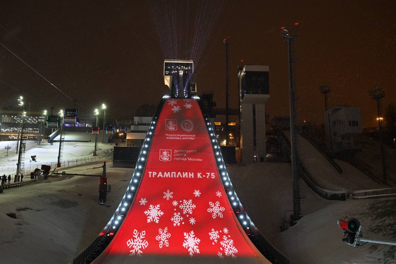 На Воробьёвых горах открылся Большой лыжный трамплин В честь этого события город подарил москвичам красочное шоу с мэппингом и показательными прыжками лыжников Современное сооружение соответствует всем требованиям Международной федерации лыжного спорта и сноуборда Задача у строителей была непростая работы велись на крутом склоне в том числе задействовались промышленные альпинисты сообщает Градостроительный комплекс Москвы Теперь здесь можно будет проводить круглогодично тренировки а также всероссийские межрегиональные и городские соревнования по прыжкам на лыжах с трамплина и лыжному двоеборью