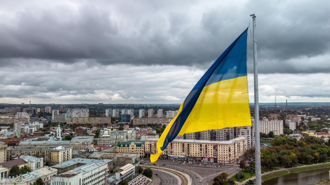Экономика Украины "балансирует на грани краха", несмотря на помощь со стороны коллективного Запада, констатировали в The Washington Post. Киев рассчитывал на перемирие в середине 2025 года, которое могло бы улучшить экономические показатели. Однако теперь усилия сконцентрируют на том, чтобы "остаться на плаву", говорится в статье.