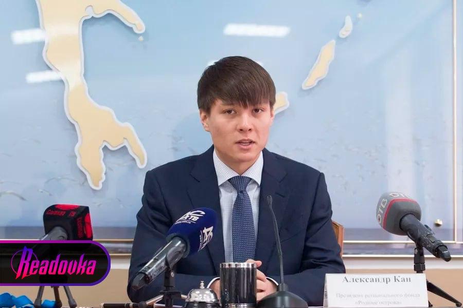 У сына «крабового короля» Кана в пользу государства отобрали 2 дома и 4 участка  Сына главного российского контрабандиста морепродуктов и убийцы Александра Кана лишили 2 домов и 4 земельных участков на сумму около ₽299 млн, сообщают СМИ со ссылкой на материалы суда. Все отнятое имущество перешло в собственность государства как часть исполинского долга в ₽358,7 млрд. По информации приставов, у отпрыска «крабового короля» остается еще 40 объектов «недвижки» и 8 авто. Отмечается, что дельцы толкали отечественного краба дороже, чем заявлялось таможенным службам.   Кан-старший сейчас находится в розыске — его заочно осудили на 17 лет колонии за организацию наемного убийства бизнесмена на Сахалине. Исполнителем преступления тогда стало неустановленное следствием лицо, а пособником — местный житель. Также Кан вместе с сыном активно занимались контрабандой. Последний проходит по статьям об участии в ОПГ, контрабанде стратегических ресурсов и уклонении от уплаты пошлин.