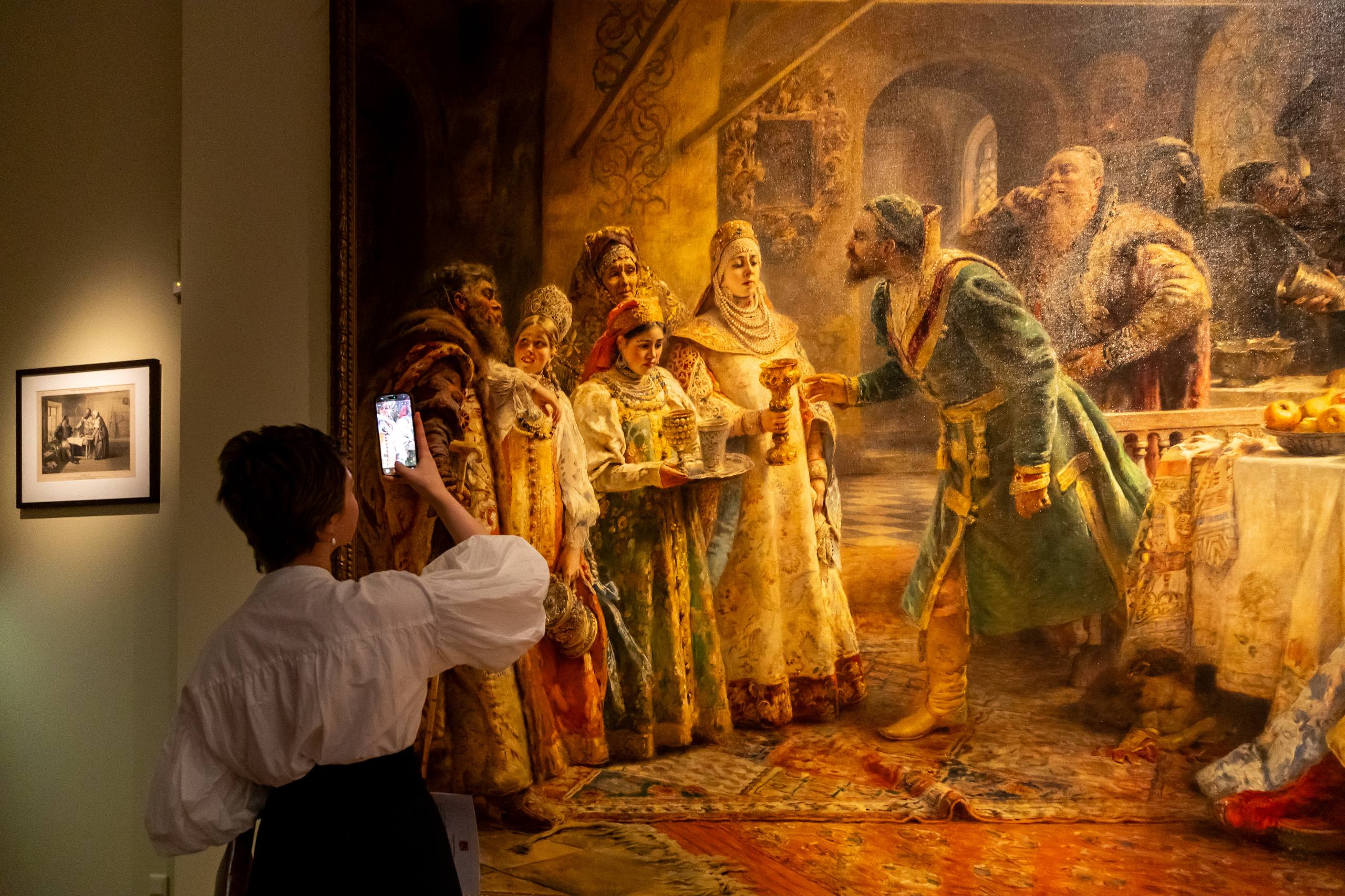 Посетите сегодня грандиозную выставку Русская традиция по льготной цене В преддверии новогодних каникул Русский музей подготовил особый подарок который поможет проникнуться волшебной атмосферой праздника и зимних забав Сегодня для пенсионеров и людей с инвалидностью II группы доступны специальные льготные билеты на выставку Русская традиция в корпусе 200 рублей Масштабная экспозиция Русская традиция это более 650 предметов изобразительного декоративно прикладного и народного искусства из богатейшего собрания Русского музея Через шедевры живописи редчайшие образцы вышивок национальные костюмы лаковую миниатюру игрушки и многое другое выставка детально рассказывает о русских традициях и их роли в сохранении культурного кода российской нации   Приобретайте билеты на официальном сайте Русского музея и в кассах корпуса Бенуа Выставка создана при поддержке Министерства культуры Российской Федерации в рамках национального проекта Семья Фото Русский музей Олег Золото