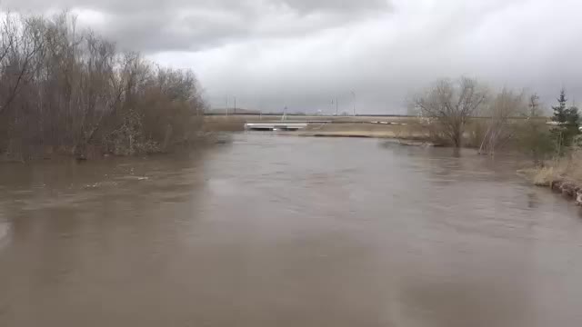 Уровень воды в реке Кача в Красноярске значительно повысился