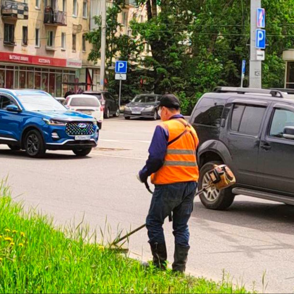К покосу травы приступили во всех районах Иркутска Такие работы выполняют на газонах, расположенных вдоль дорог и тротуаров, возле остановок общественного транспорта. За прошедшие сутки их провели на улицах Лермонтова, Розы Люксембург, 25-го Октября, Карла Маркса, Депутатская, Трилиссера. Покос травы в городе будет организован все лето. Как правило, одну и ту же территорию обрабатывают раз в две недели. Аналогичные мероприятия подрядчики выполняют в скверах и парках. Уже приведены в порядок газоны на территории историко-мемориального комплекса «Иерусалимская гора», площади Академгородка, Байкальском кольце, в 130-м квартале, сквере имени Кирова, у Вечного огня. admirk.ru