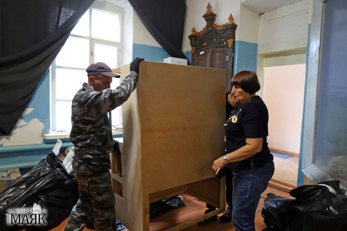 Краеведческий музей в селе Миасском переезжает в новое здание В селе Миасском Красноармейского округа начался переезд Краеведческого музея имени В. К. Егорова в новое здание. Экспозиции демонтированы, экспонаты аккуратно упакованы — музей готовится к новоселью, которого с нетерпением ждали как сотрудники учреждения, так и жители округа. — Современный музей — это не просто место для хранения и показа исторических артефактов, но и платформа для интеллектуального и технического развития молодежи. Новый музей должен сделать историю, науку и технологии доступными и увлекательными для молодого поколения, — ранее заявил глава Красноармейского района Сергей Сергеев.