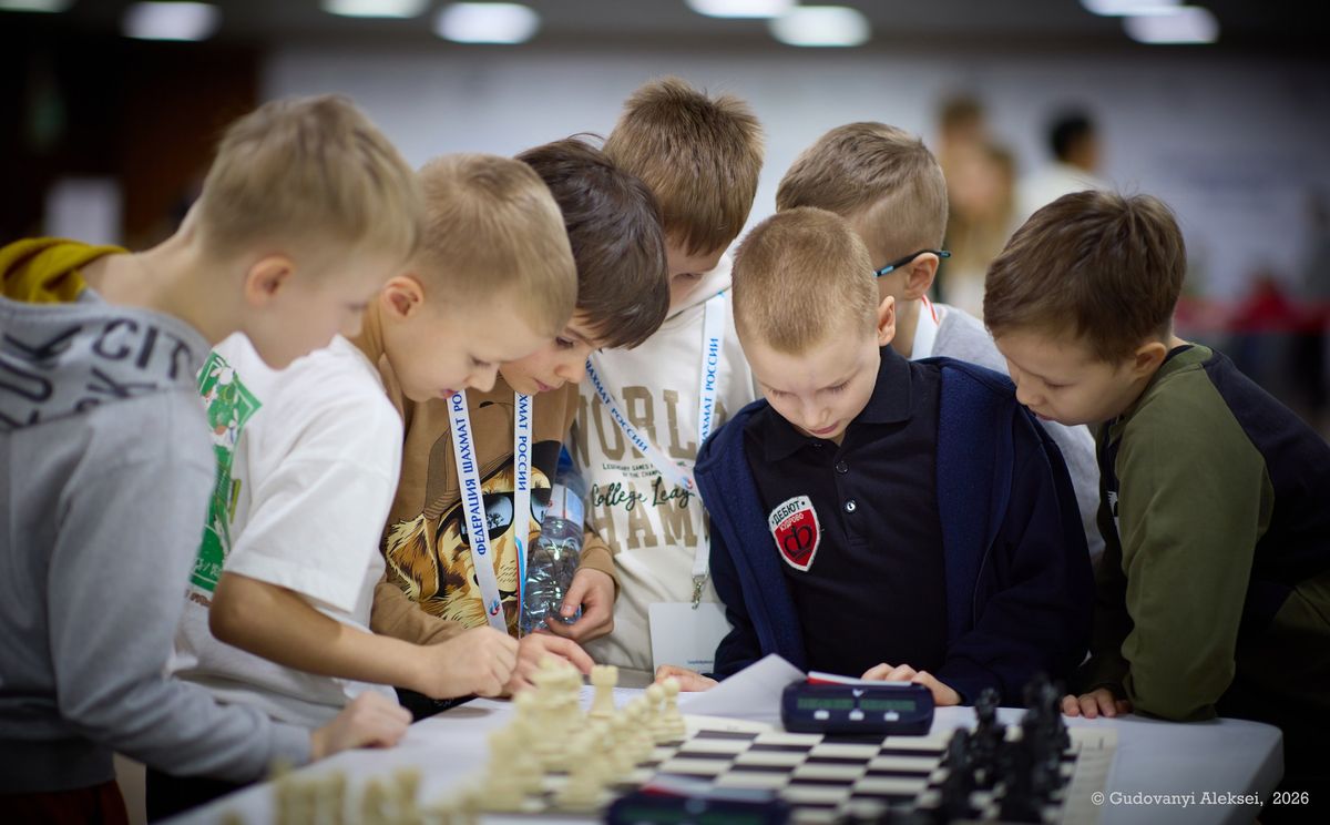 4 5 февраля в Сочи в Гранд Отеле Жемчужина состоятся Детские первенства России по быстрым шахматам Начало в 10 00 МСК Соревнования во всех возрастных группах проводятся по швейцарской системе в 9 туров пять туров 4 февраля четыре тура 5 февраля Контроль времени 15 минут до конца партии с добавлением 10 секунд на ход начиная с первого каждому участнику Жеребьевка и результаты Трансляция партий Алексей Гудованый