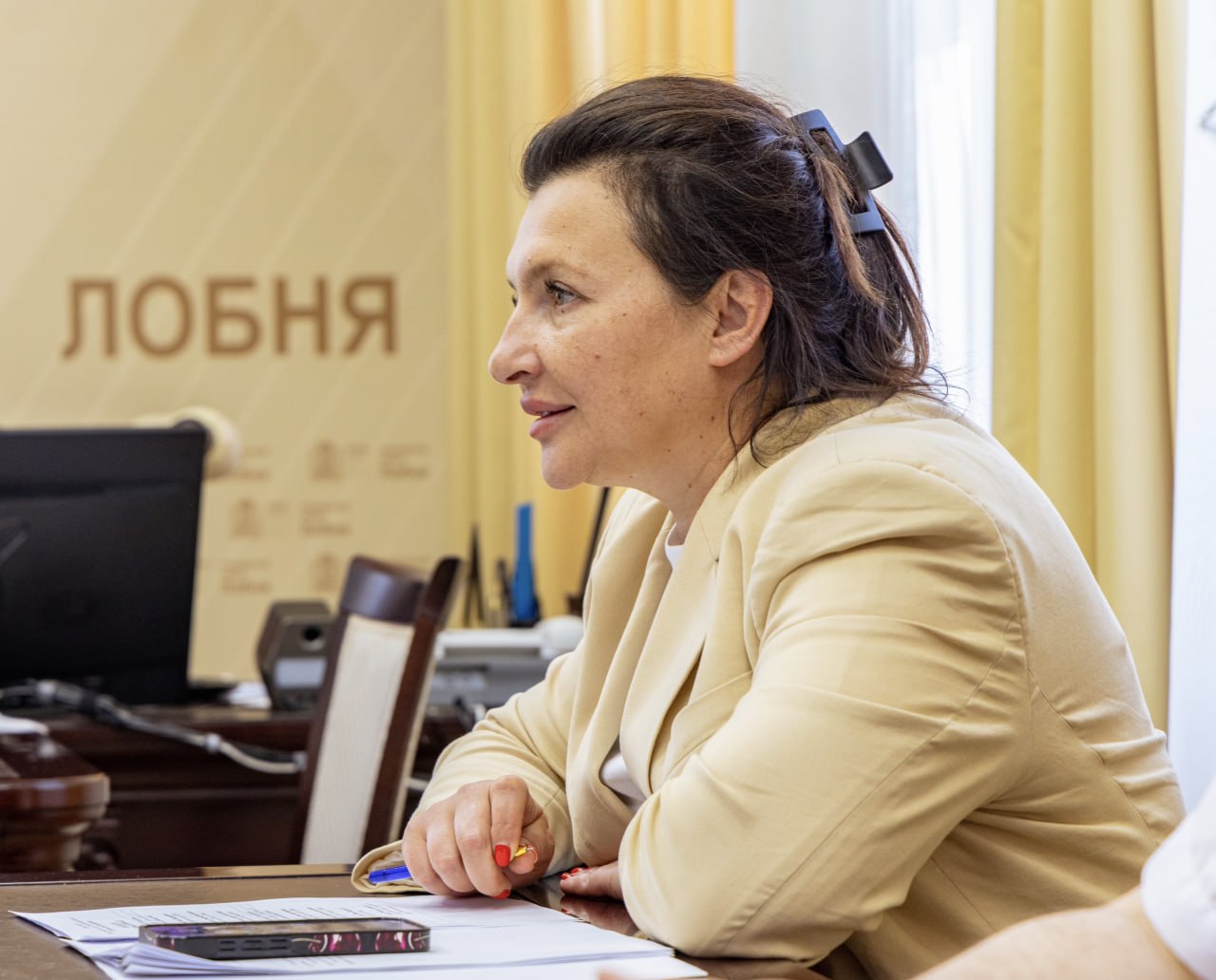 Оперативное совещание открыло рабочую неделю в администрации. На текущей неделе ожидаются дожди. В связи с этим все городские службы переведены в режим повышенной готовности для оперативного реагирования и ликвидации возможных последствий. Завершено комплексное благоустройство дворов по четырем адресам. В настоящее время работы ведутся на улицах Заречная и Ленина. Мы уже формируем планы по благоустройству на следующий год. Помимо полной замены асфальтового покрытия, в перечень работ входят ремонт междворовых проездов и тротуаров, а также корректировка уличного освещения при необходимости. Продолжается строительство пешеходных коммуникаций. На улице Крупская снято плиточное покрытие с самого длинного тротуара, включенного в программу этого года. Еще две тропы будут обустроены в микрорайоне Депо. В микрорайоне Восточный соединим тротуар от строящегося пешеходного перехода с тропой, построенной в прошлом году. Ремонт дороги на Дачном переулке завершен. На этой неделе специалисты приступят к работам на улице Советская. Также обсудили текущие вопросы по всем сферам деятельности администрации. Традиционное мероприятия направлено на координацию действий всех служб и обеспечению их слаженной работы. Сегодняшнее совещание не стало исключением, задав тон всей предстоящей неделе. Продолжаем работать.