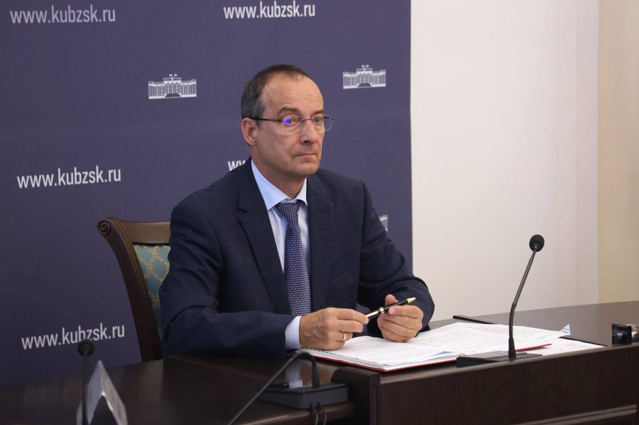 Сегодня участвовал в планерном совещании которые прошло под председательством Юрия Бурлачко С коллегами рассмотрели вопросы государственной политики в области поддержки педагогических работников В работе также приняли участие председатель Контрольно счетной палаты края Сергей Усенко министр образования и науки региона Елена Воробьева министр финансов края Александр Кнышов Открывая совещание Юрий Бурлачко подчеркнул важность темы Труд педагогов их терпение забота помогают подрастающему поколению раскрыть свои способности лучшие человеческие качества обрести знания и духовные ценности которые навсегда остаются надёжной опорой в жизни Президент нашей страны Владимир Владимирович Путин неоднократно заявлял о важности повышения общественной значимости учительского труда в том числе за счет совершенствования действующих и введения новых механизмов поддержки педагогов Елена Воробьева проинформировала что в 2024 2025 учебном году ведомством была продолжена работа по совершенствованию системы оплаты труда в государственных и муниципальных образовательных организациях Кубани Рассказала из чего определяется зарплата педагога и какие виды социальной помощи введены В свою очередь председатель профильного комитета Виктор Чернявский напомнил что всего действует 17 видов поддержки кубанских педагогов Обсудили программу Земский учитель а также денежные компенсации за приобретение дров для отопления в сельской местности и за съемное жилье в каждом муниципалитете края По итогу совещания мы с коллегами приняли резолюцию ЗСК ЗаконодательноеСобрание депутатЗСК АлександрПоголов