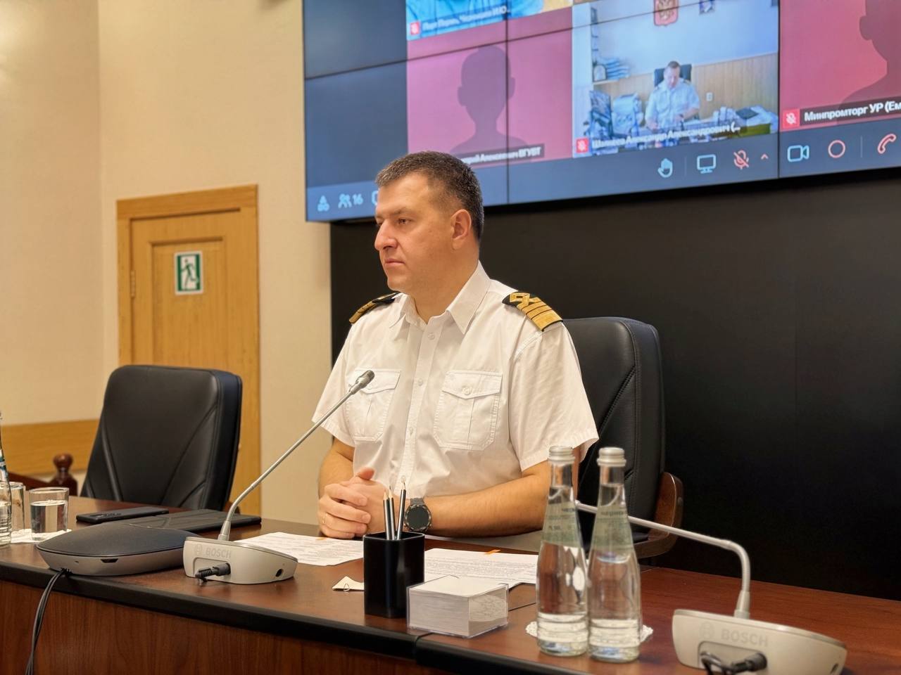 Согласован проект дорожной карты по развитию перегрузочных комплексов в речных портах в Пермском крае и Удмуртской Республике   Для их создания планируется модернизировать портовую и береговую инфраструктуру речных портов.     Создание подобных перегрузочных комплексов позволит более эффективно использовать транзитные возможности речных путей, интегрируя их с автомобильным и железнодорожным транспортом.     Рабочей группой рассматриваются ООО «Порт Пермь» и АО «Порт Камбарка».     ООО «Порт Пермь» обладает территорией около 30 га и ведет погрузочно-разгрузочные работы 10 портальными кранами.     АО «Порт Камбарка» расположен в 400 км ниже по течению от города Пермь. Отсутствие инфраструктурных ограничений - глубоководная система реки Кама и причальные мощности порта обеспечивают бесперебойный приём судов класса «река–море».    К началу 2026 года на базе этих портов планируется разработать детальный проект долгосрочной производственной программы для функционирования полноценных мультимодальных логистических центров.