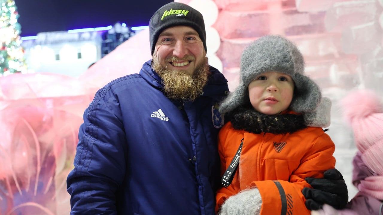 Вчера в Салехарде состоялось открытие ледового городка. Огни на елке, установленной на площади возле центра культуры и спорта «Геолог», зажег губернатор Дмитрий Артюхов, Дед Мороз и Ямал Ири. Событие приурочили к Дню округа.  На площадке перед жителями и гостями города артисты устроили представление, а дети и взрослые пели песни. Кадры с праздника смотрите в нашей фотоподборке    Фото: Андрей Ткачев / «Ямал-Медиа»    Новости Ямала   Поддержать нас бустом