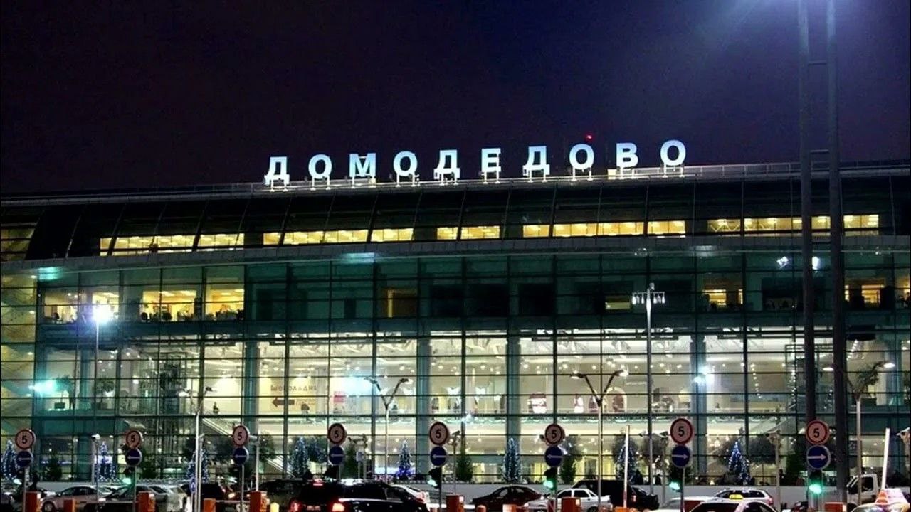 Генеральная прокуратура РФ предотвратила возможный перевод почти 18 5 млрд руб из группы компаний Домодедово в пользу бывшего бенефициара предприятия В конце 2024 года бывший владелец группы компаний Домодедово заключил договор на выделение ему реального займа в размере около 18 5 миллиардов рублей При этом поручителями по этому соглашению были определены семь производственных предприятий аэропорта В результате своевременного вмешательства транспортной прокуратуры удалось пресечь возможность перевода в пользу бывшего бенефициара аэропорта заемных денежных средств и последующее взыскание задолженности с компаний выступивших гарантами говорится в сообщении ведомства PROtransport