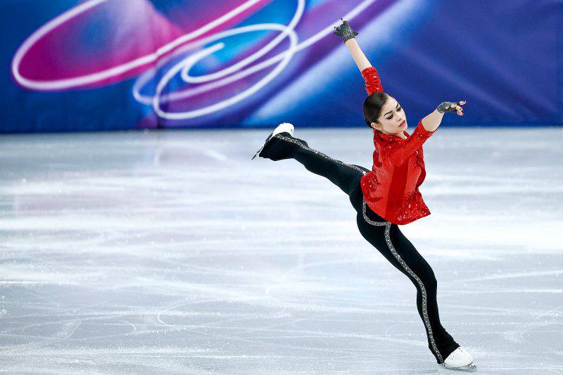 Российских спортсменов на Олимпиаде оставили без подарочных телефонов До старта Игр в Италии одна из компаний являющейся спонсором Международного олимпийского комитета представила специальную версию телефонов для участников ОИ 2026 Смартфон в дизайнерском исполнении должны получить около 3800 спортсменов приехавших на Олимпиаду Подписаться на Российскую газету в Читать нас в MAX