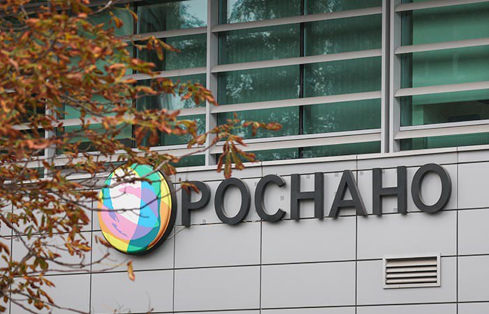 Финансовое оздоровление АО Роснано практически завершено заявил президент РФ Владимир Путин на встрече с главой компании Сергеем Куликовым Куликов сообщил что компания сфокусировалась на нескольких направлениях и выбрала партнеров для их реализации Здесь мы уже шли не только от того что у нас есть какие активы имеет Роснано ИФ а от того что нужно правительству министерствам в рамках национальных целей и так далее сказал Куликов Как говорится в материалах к встрече Роснано разработало механизм досрочного закрытия оставшегося долга по облигациям компании Основная часть облигационного долга Роснано приходится на 9 летние облигации серии 08 Объем выпуска 13 4 млрд рублей он обеспечен государственной гарантией Дата погашения 27 марта 2028 года Фото Сергей Савостьянов ТАСС interfaxonline