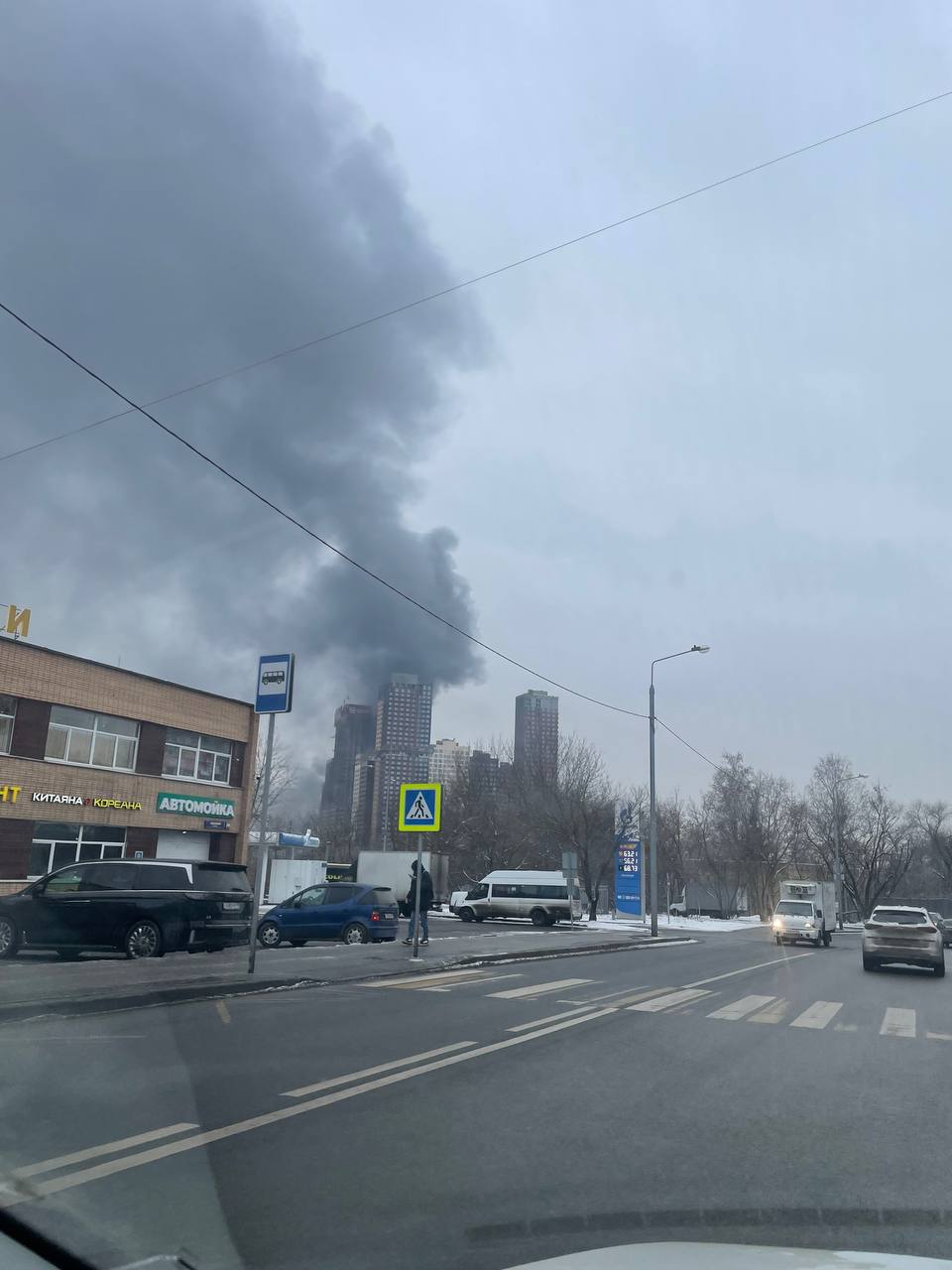 Строящийся ЖК "Скай Гарден" загорелся в районе метро "Тушинская". Жителей там пока нет, но потенциальные новоселы уже очень недовольны.