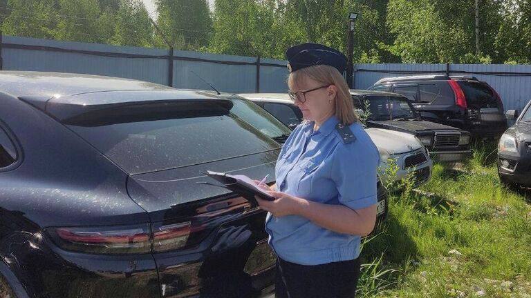 Porsche Cayenne передан в распоряжение для нужд специальной военной операции. Машина была конфискована у жителя Нижнего Новгорода, осужденного за управление автомобилем в нетрезвом виде. После обращения судебных приставов Министерство обороны дало согласие на использование данного автомобиля в рамках спецоперации, однако точные задачи, которые будет выполнять машина, не уточняются.