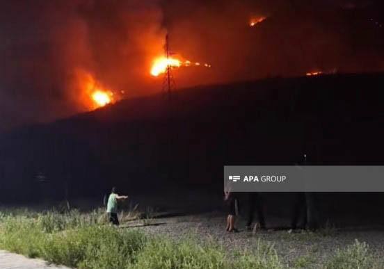 ‼ В районе поселка Суговушан начался пожар  Сильный пожар, который всё ещё продолжается, охватил в основном территории, где имеются мины и неразорвавшиеся боеприпасы.  Как сообщает APA, несмотря на привлечение пожарных бригад, личный состав не смог войти в опасную зону.