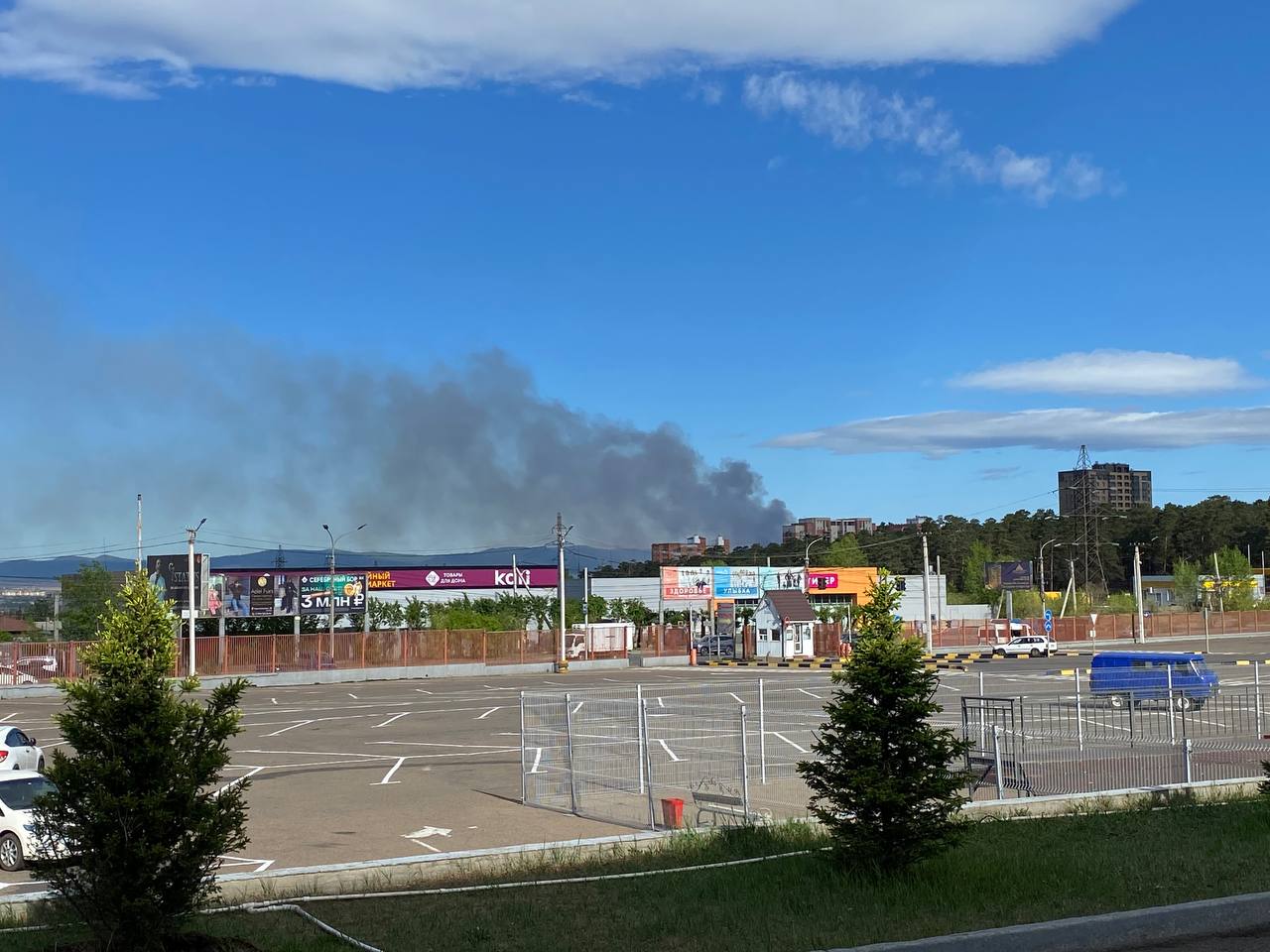 Горит полигон ТБО в Ивановке. На тушение привлечено 16 человек на 4 единицах техники от пожарно-спасательных частей №2 и №4. Также на месте работает фронтальный погрузчик и ожидается прибытие бульдозера.