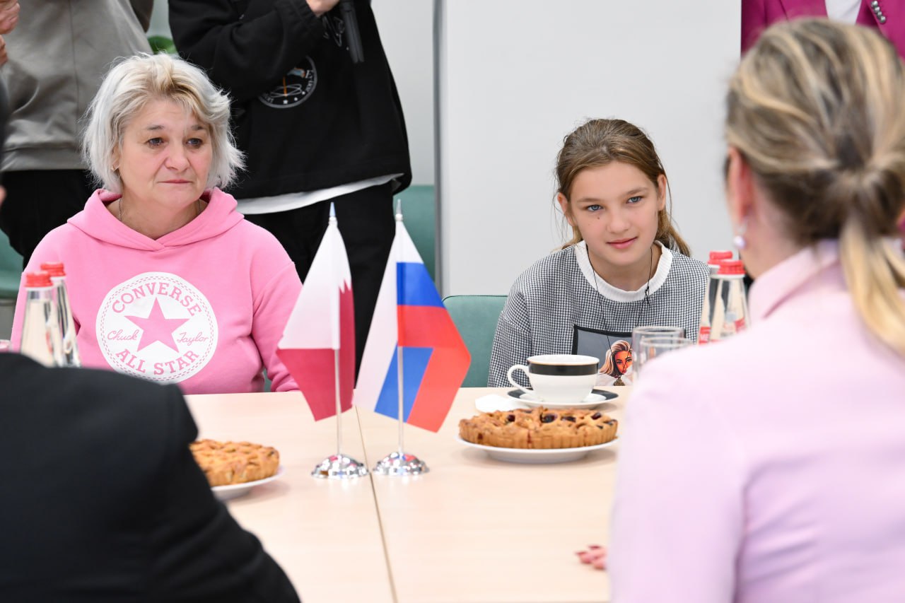 Мария Львова-Белова при посредничестве Государства Катар помогла воссоединиться с мамой в России 11-летней девочке, временно проживавшей на Украине.   «По поручению Президента России Владимира Путина продолжаем нашу работу по воссоединению детей с близкими в России, на Украине и в других странах. В этот раз помогли в воссоединении мамы с дочкой», – рассказала Мария Львова-Белова.  Девочка проживала с мамой на территории ДНР, в 2022 году ребёнка отвезли на Украину к родственникам. Вернуться обратно в Россию к маме она не смогла из-за трудностей, связанных с оформлением документов.   «После обращения семьи к нам — взяли ситуацию в работу. Спасибо за помощь государству Катар, Международному Комитету Красного Креста, представителям профильных ведомств. Мы действуем исключительно в гуманитарном поле и исходим из наилучших интересов ребенка, традиционно придерживается принципов открытости и прозрачности в своей работе по защите семьи и детства», — подчеркнула Мария Львова-Белова.  На сегодняшний день при участии института уполномоченных по правам ребёнка с родственниками в России воссоединились 26 детей из 18 семей, с родственниками на Украине и в третьих странах — 112 детей из 88 семей.  Подробнее — на сайте.    Новости института уполномоченных по правам ребенка. Подписаться