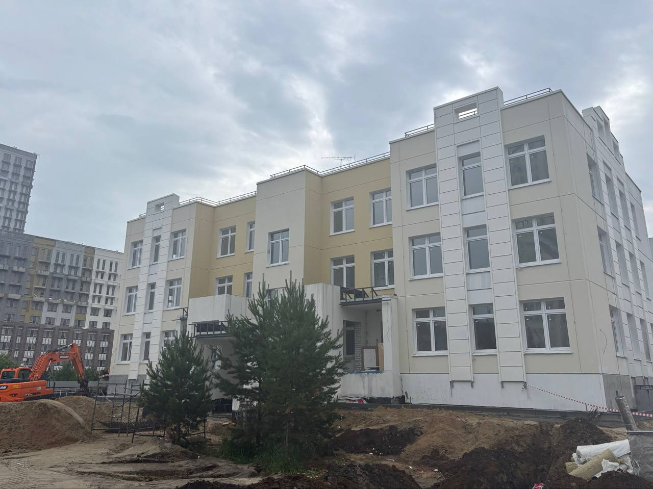 В Тюменской области до конца 2025 года построят семь социальных учреждений Это школы, детский сад, объекты спорта и здравоохранения. Три соцобъекта с начала 2025-го уже введены в эксплуатацию. Всего же в строительстве на сегодня находятся 22 соцобъекта с вводом в эксплуатацию в ближайшие три года. Одним из первых объектов, который распахнёт двери, станет детский сад в микрорайоне Тюменская Слобода. Подрядчик "ЖБИ-3" приступил к благоустройству территории. В данный момент идёт отсыпка грунтом площадок и формирование тротуаров. За лето здесь появятся МАФы и будут высажены деревья. В помещении идёт чистовая отделка. На первом этаже уже уложена плитка. На втором и третьем - приступили к поклейке обоев. Детский сад по проекту рассчитан на 317 мест. В нем будут сформированы 14 групп. "В каждой группе предусмотрены отдельная игровая, отдельная спальня. Кроме того, в детском саду будут: кабинет индивидуальных занятий, зал физкультурных занятий, кабинет коррекции речи, зал для музыкальных занятий, кабинет рисования, пищеблок, медицинский блок, служебно-бытовые помещения. Еженедельно мы выезжаем на объект и осуществляем надзор, здесь нареканий по строительству нет", - отметил ДМИТРИЙ ЗОЛОТУХИН, ведущий специалист Управления капитального строительства Тюменской области. Новый детский сад в микрорайоне Тюменская Слобода - проект типовой. Это уже 10-ый соцобъект подрядчика, который был и реализован в регионе. Такие же детские сады в Плеханово, Антипино, Мелиораторов. Окончание строительства детского сада в микрорайоне Тюменская Слобода намечено на сентябрь этого года. #ГУСТО #тюменскаяобласть