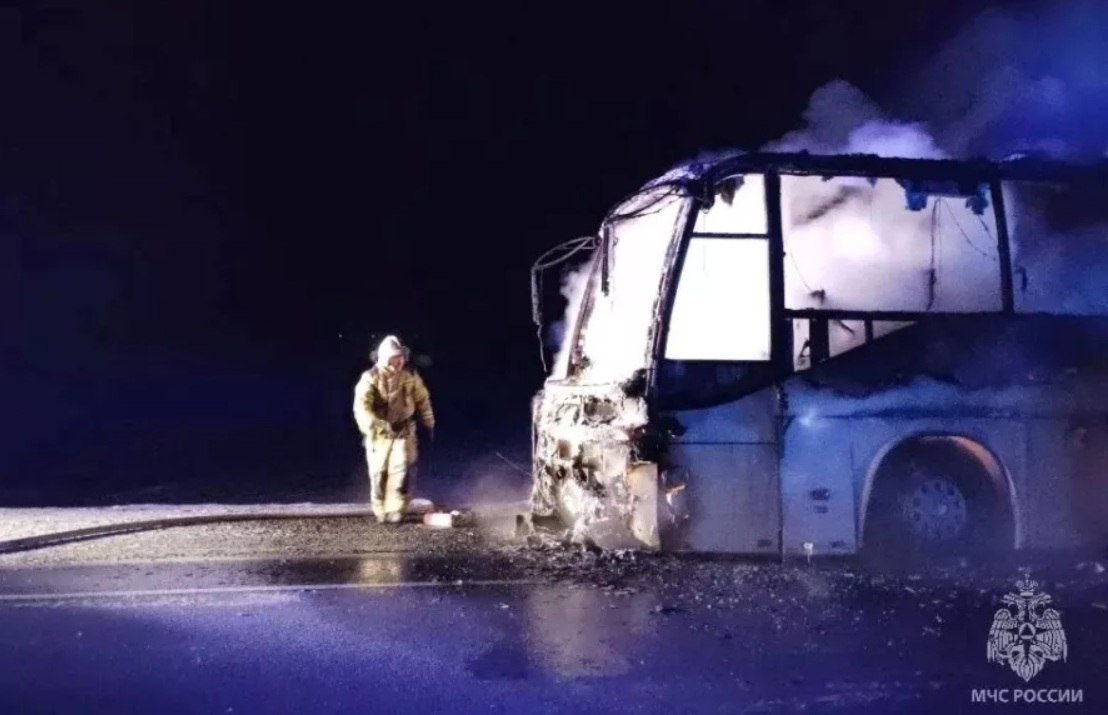 Междугородний автобус с людьми загорелся на трассе в Алтайском крае Автобус следовавший маршрутом Рубцовск Барнаул сгорел на трассе в Алтайском крае По данным МЧС в автобусе находились 22 человека и два водителя Все вышли самостоятельно пострадавших нет Сейчас в регионе 30 градусные морозы Подписаться Прислать новость Помочь бустами